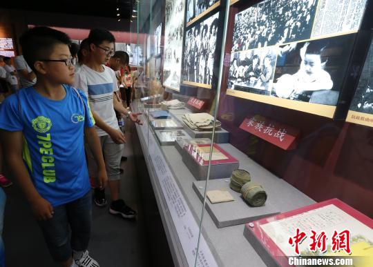 《全民抗战 伟大壮举——纪念全民族抗战爆发80周年》专题展览在中国人民抗日战争纪念馆举办。　杜燕 摄