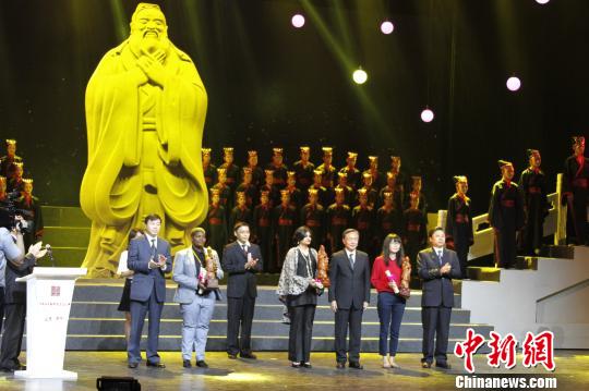 来自巴基斯坦、哥伦比亚、南非等三个国家的组织机构荣获2017年联合国教科文组织孔子教育奖。　沙见龙 摄