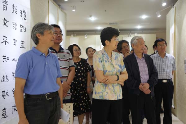 领导、嘉宾参观展览
