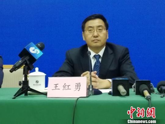 图为山东省委宣传部常务副部长、尼山世界文明论坛协调小组办公室主任兼论坛秘书长王红勇介绍相关情况。　孙婷婷 摄