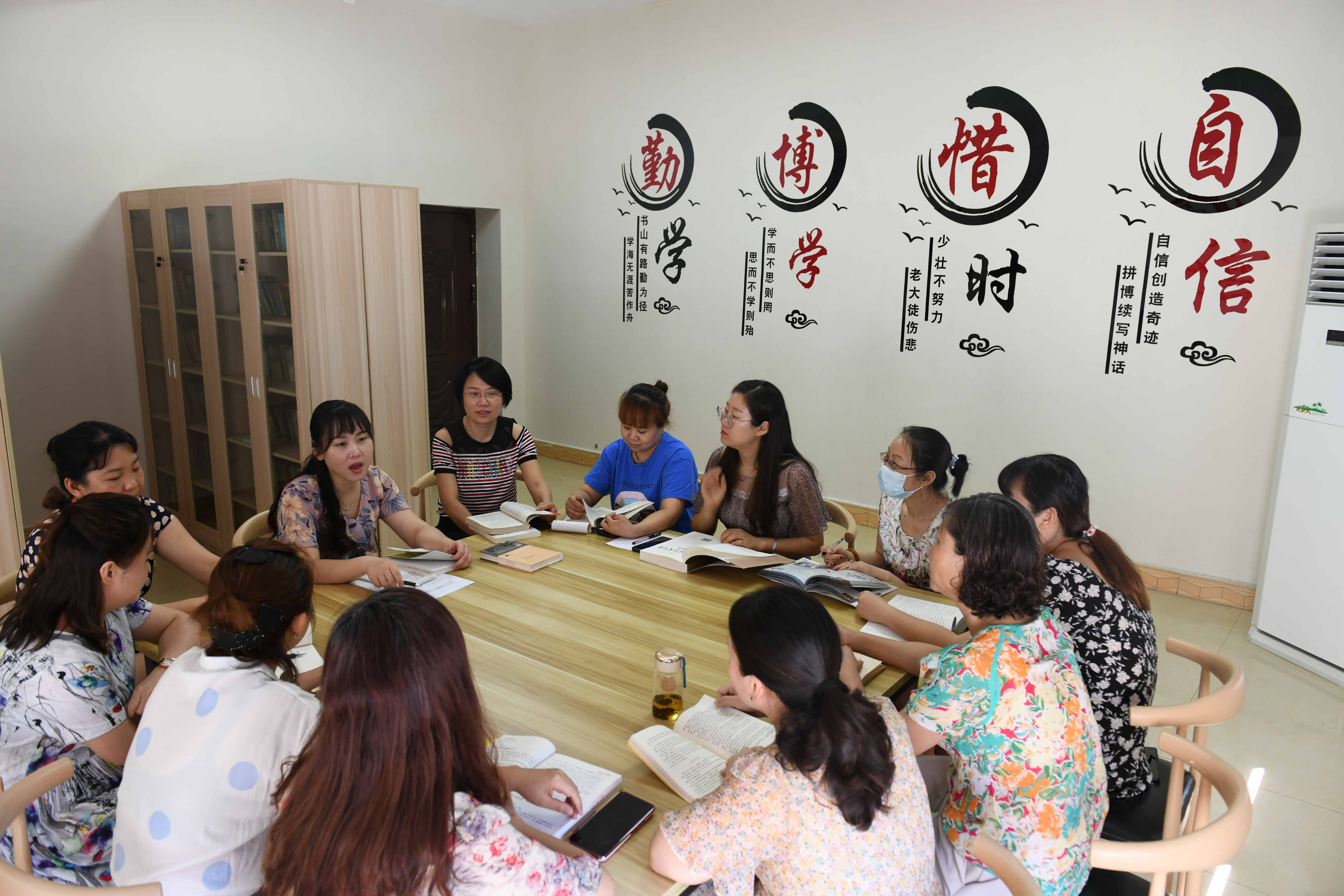 华荣能源花山煤矿女职工闻书香展魅力.JPG 华荣能源花山煤矿女职工闻书香展魅力.JPG